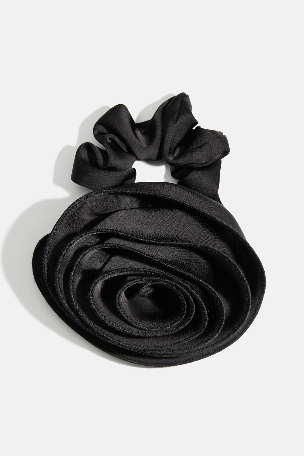 Sort scrunchie med stor rose i gruppen Håraccessories / Scrunchies / Mega-scrunchies hos Glitter (332002009000)