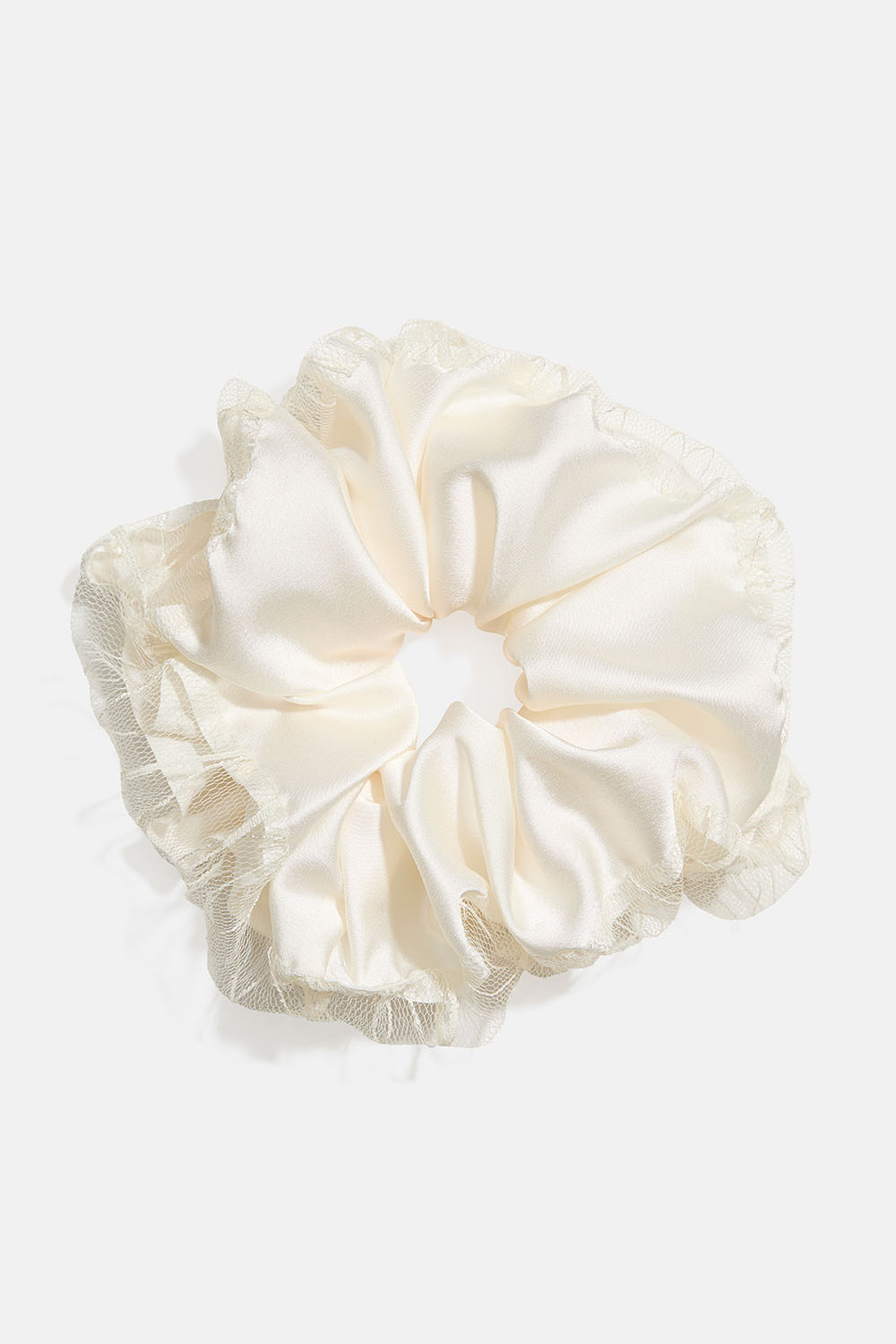 Hvit scrunchie i silkeimitasjon og blondedetalj i gruppen Håraccessories / Scrunchies hos Glitter (332002023100)