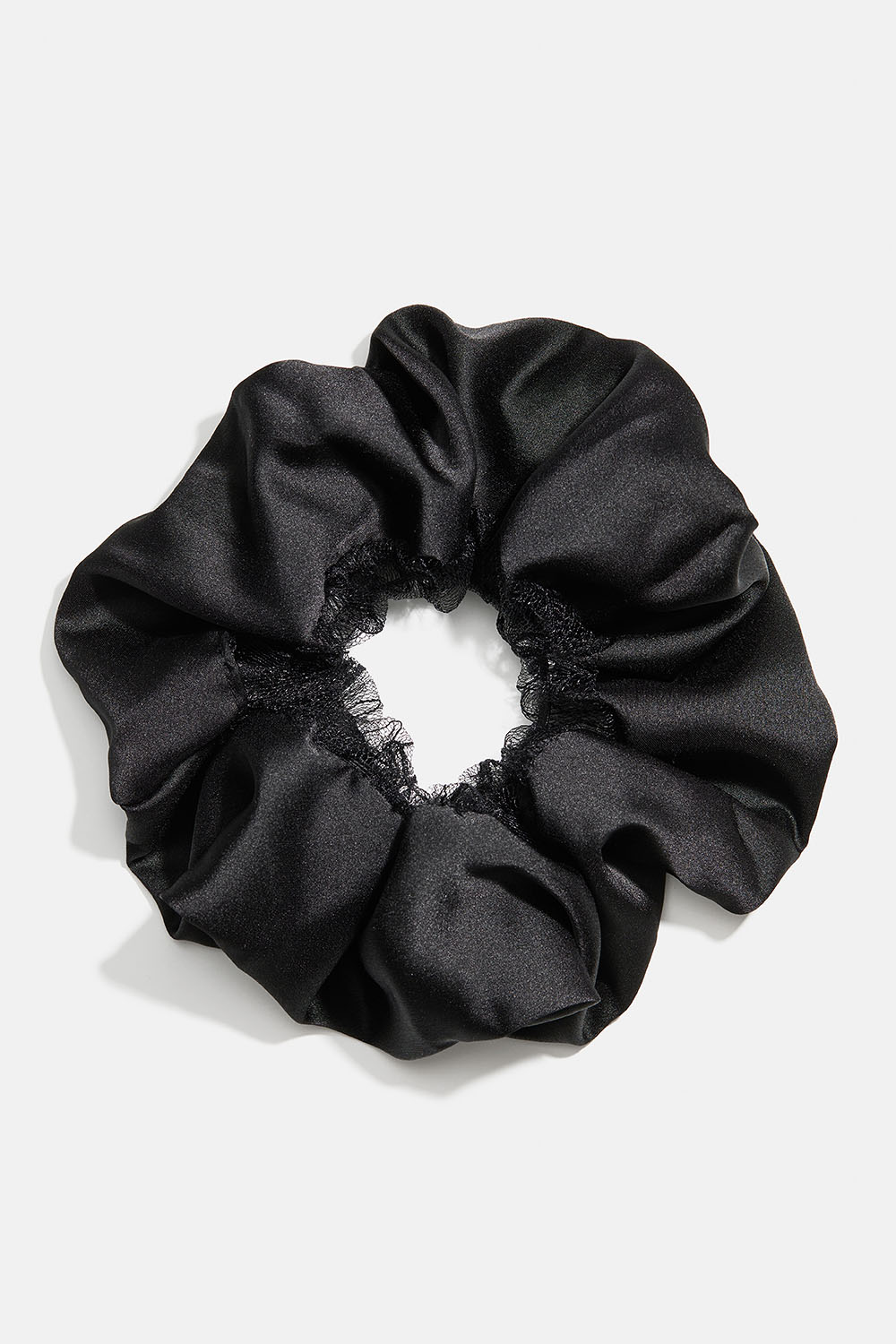 Svart scrunchie i silkeimitasjon og blondedetalj i gruppen Håraccessories / Scrunchies hos Glitter (332002029000)