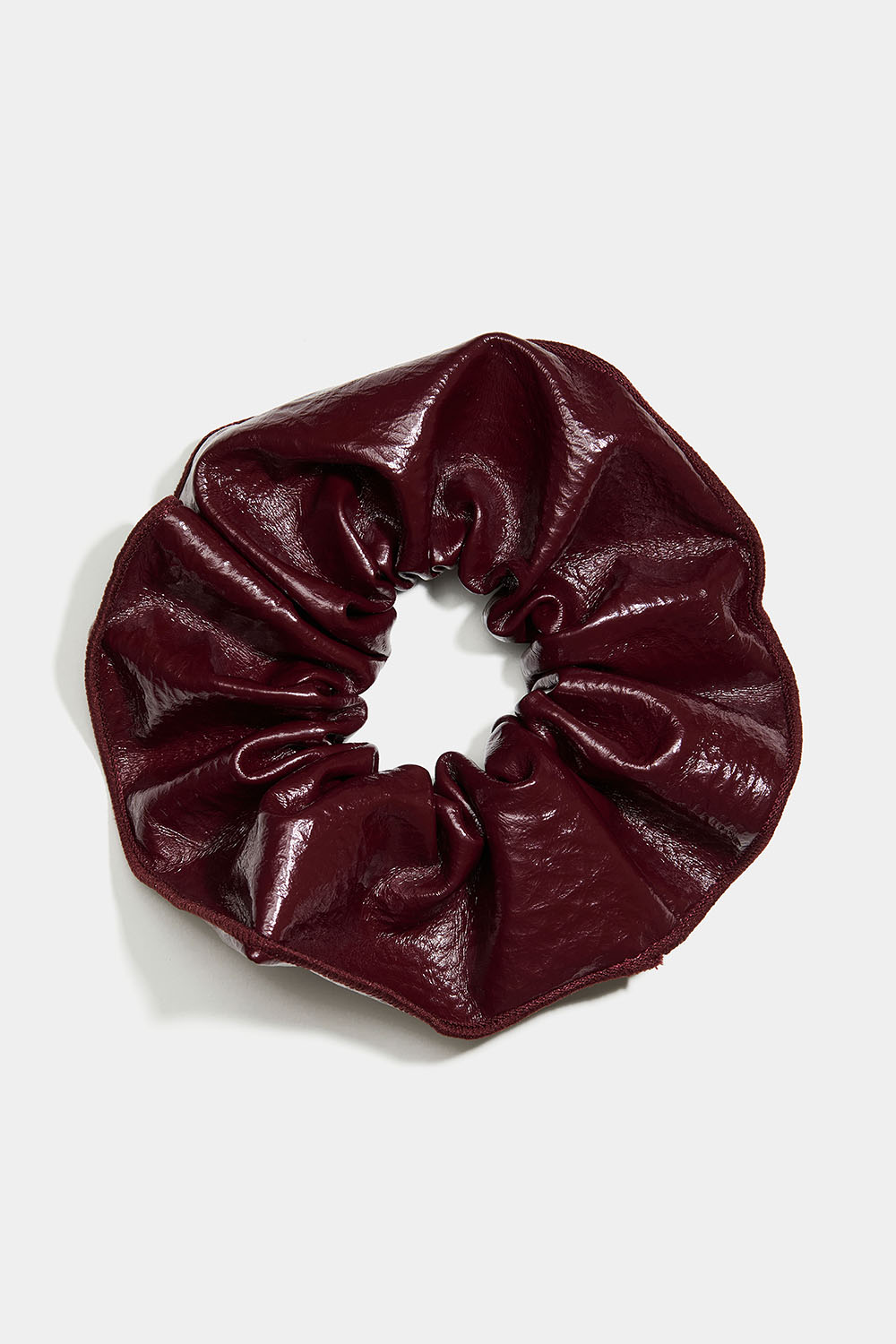 Stor scrunchie i mørkt vinrødt imitert skinn i gruppen Håraccessories / Scrunchies hos Glitter (332002136300)