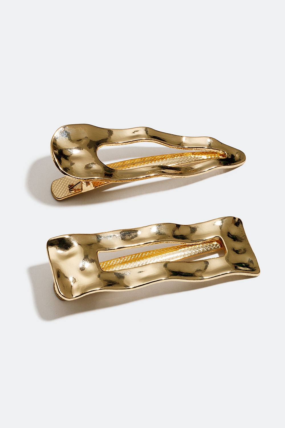 Gullfargede hårspenner med hamret design, 2-pakning i gruppen Håraccessories / Spenner & klemmer / Flerpakning hos Glitter (335000642000)