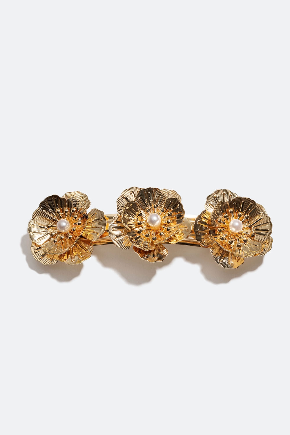 Gullfarget hårspenne med tre blomster og perler i gruppen Håraccessories / Spenner & klemmer / Hårspenner hos Glitter (335001072000)