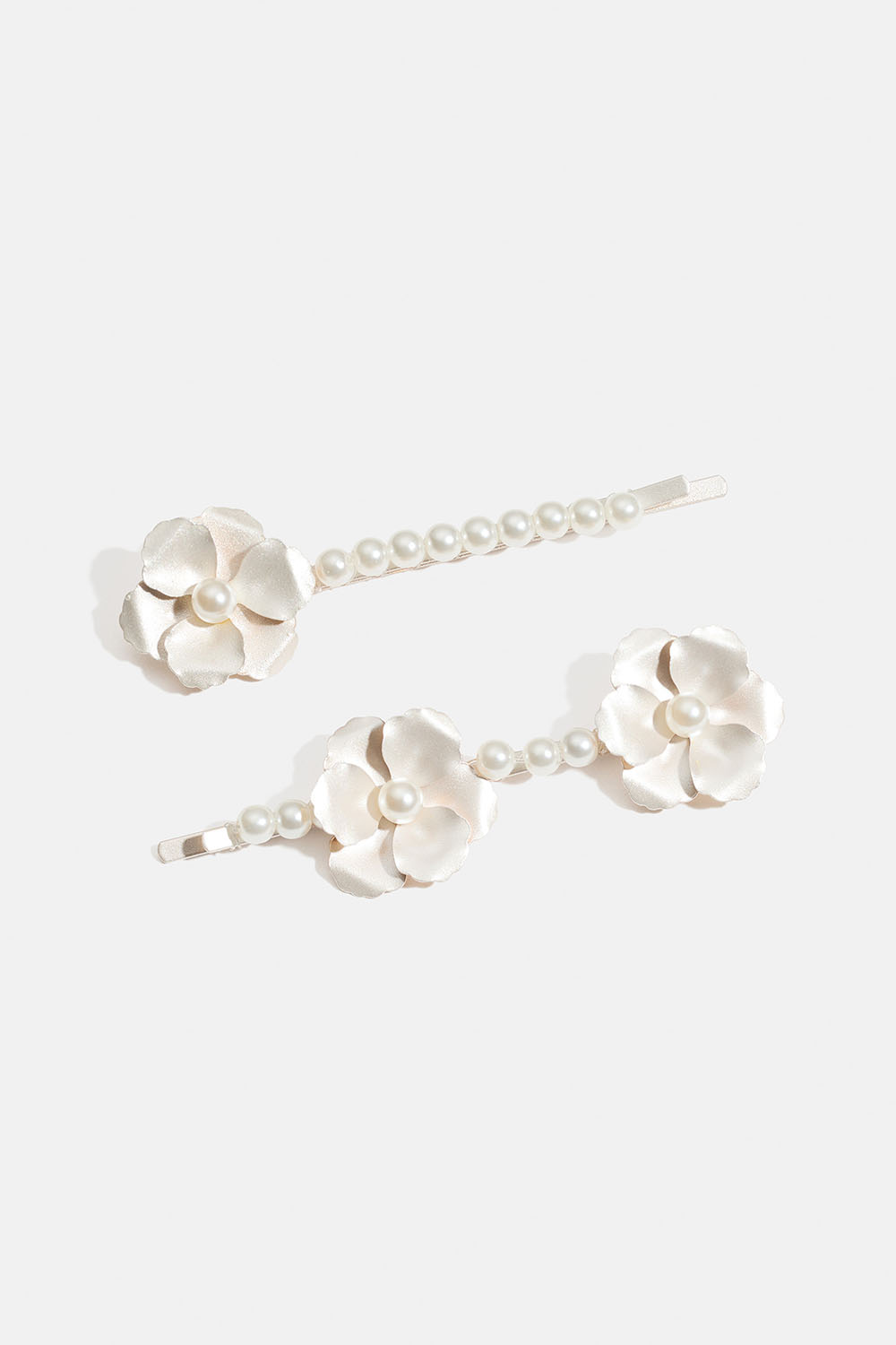 Hårnåler med hvite blomster og perler, 2-pakning i gruppen Håraccessories / Spenner & klemmer / Hårspenner hos Glitter (335002113100)