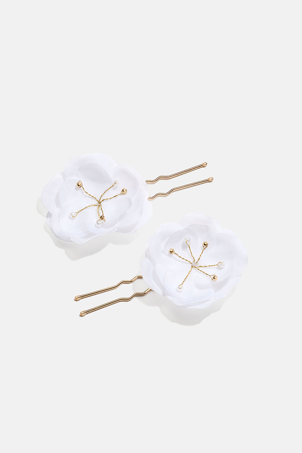 Oppsatsnåler med hvite stoffblomster, 2-pakning i gruppen Håraccessories / Spenner & klemmer / Hårdekorasjon hos Glitter (335002183000)