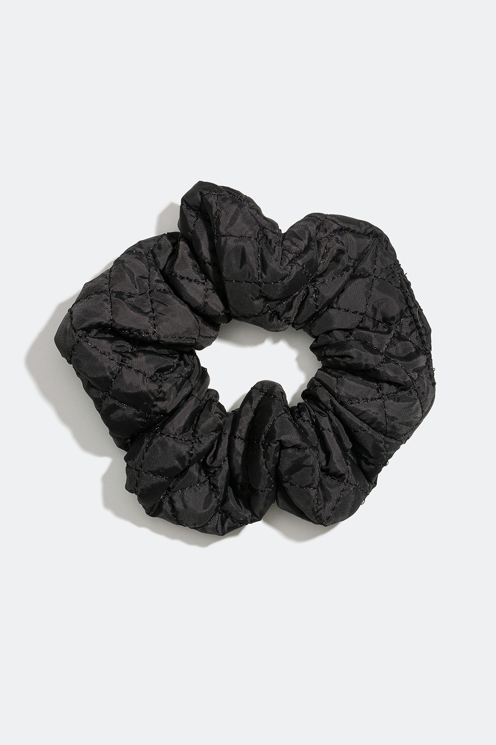 Svart scrunchie med quiltet design i gruppen Hårtilbehør / Scrunchies hos Glitter (33600028)