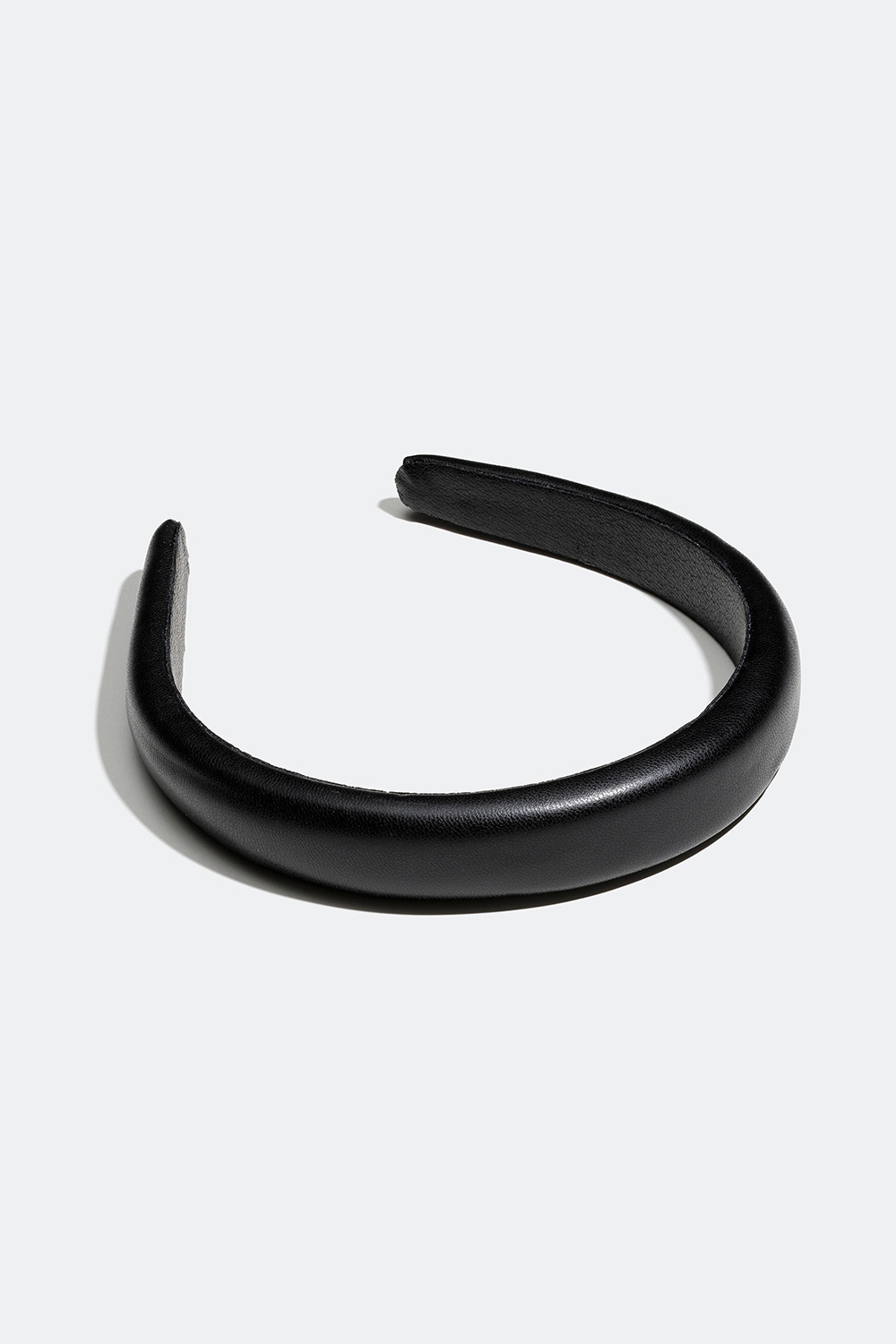 Vattert diadem i svart kunstskinn i gruppen Håraccessories / Hårbøyler / Brede hos Glitter (336000409000)