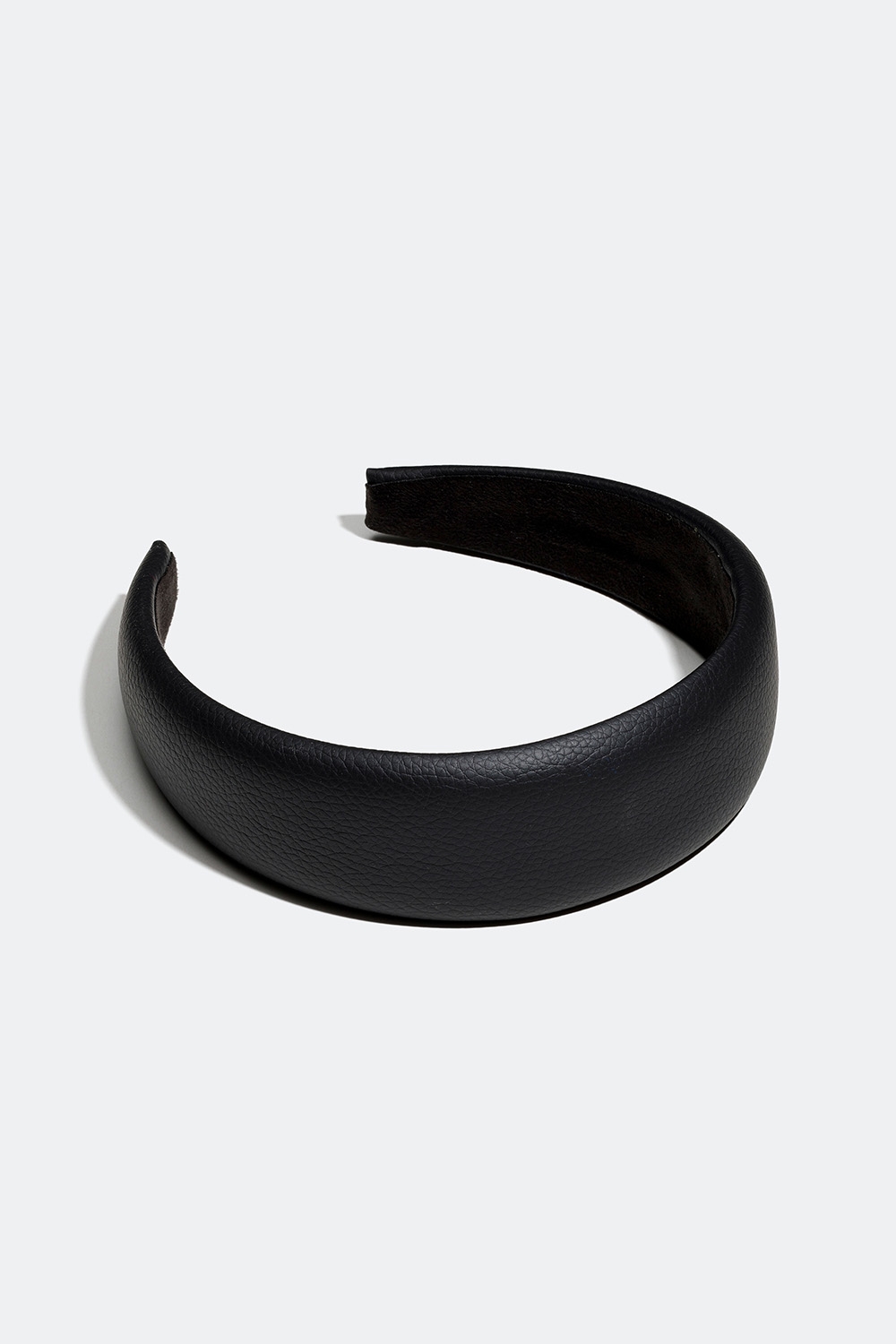Bred hårbøyle i svart kunstskinn i gruppen Håraccessories / Hårbøyler / Brede hos Glitter (336000539000)
