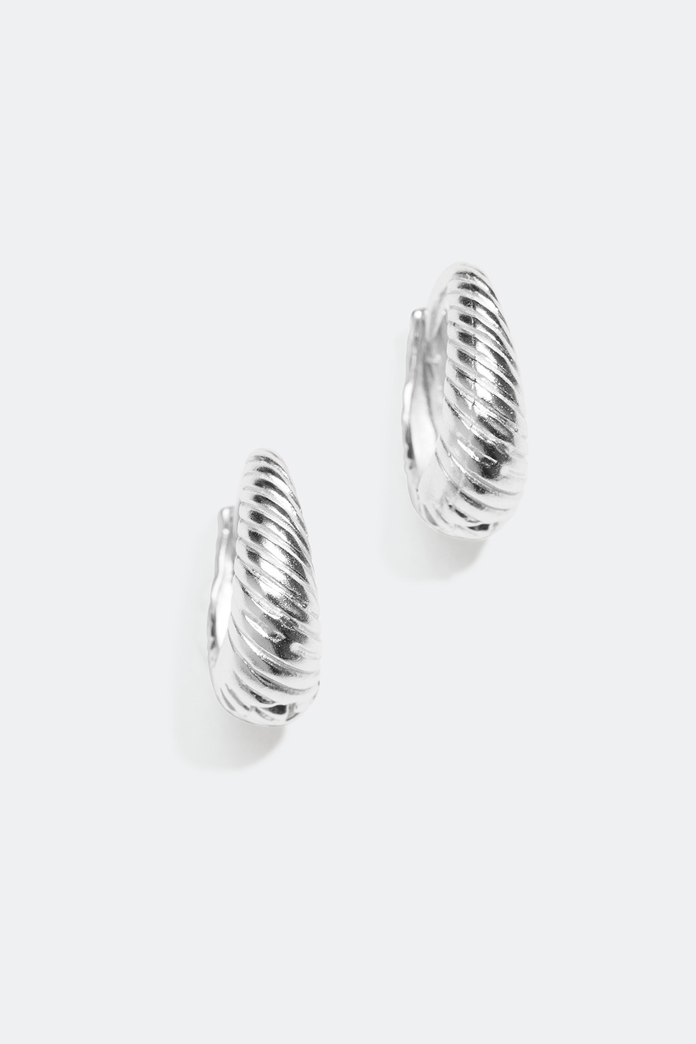 Ovale øreringer i ekte sølv med strukturert overflate i gruppen Ekte sølv / Sølvøredobber / Øreringer hos Glitter (55300037)