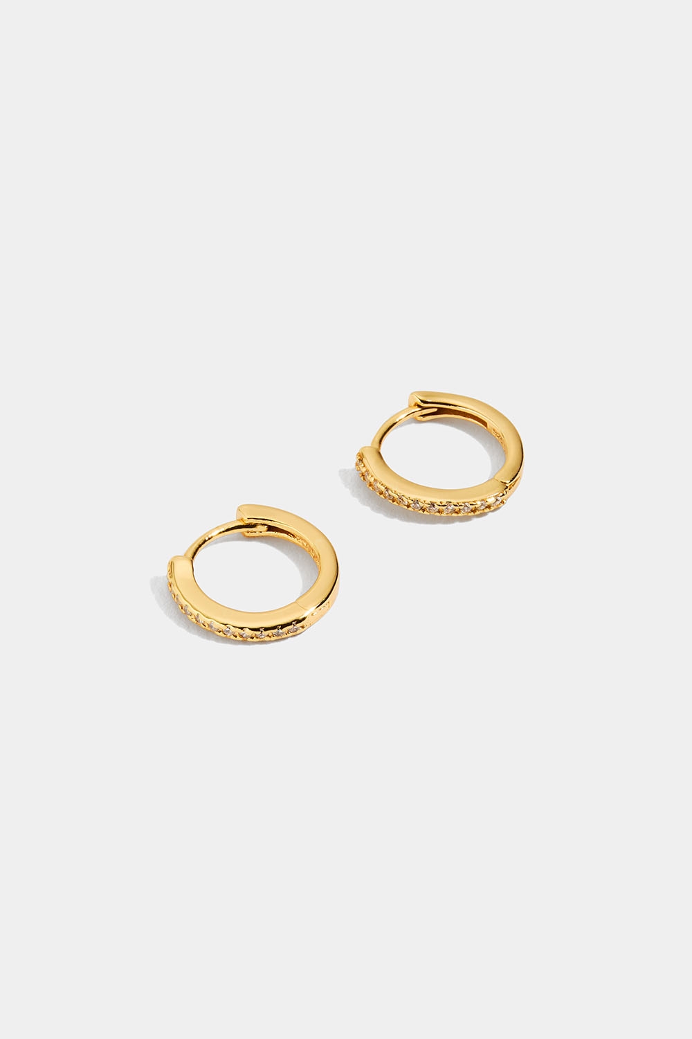 Små øreringer med Cubic Zirconia-steiner, forgylt med 18K gull, 1,2 cm i gruppen 18 K Gullbelagt sølv / Øredobber i 18 K gull hos Glitter (553000632000)