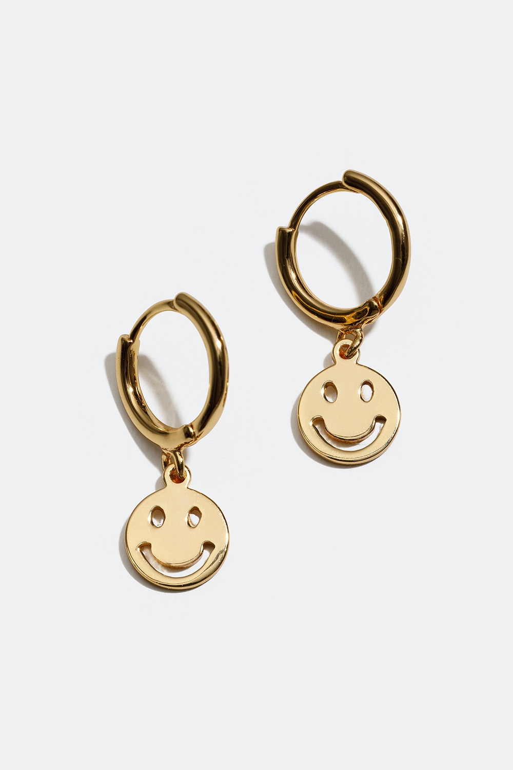 Små bøyler, forgylt med 18 K gull og smiley i gruppen 18 K Gullbelagt sølv / Øredobber i 18 K gull hos Glitter (553002232002)