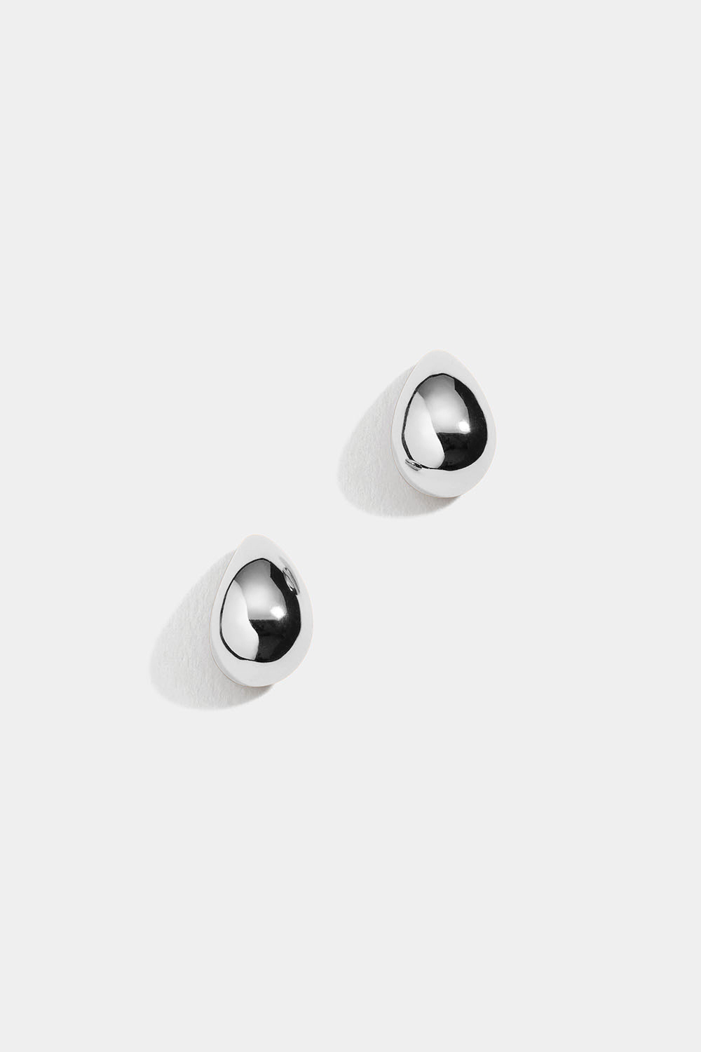 Kraftige øredobber i ekte sølv i dråpeformet design i gruppen Ekte sølv hos Glitter (553003501001)