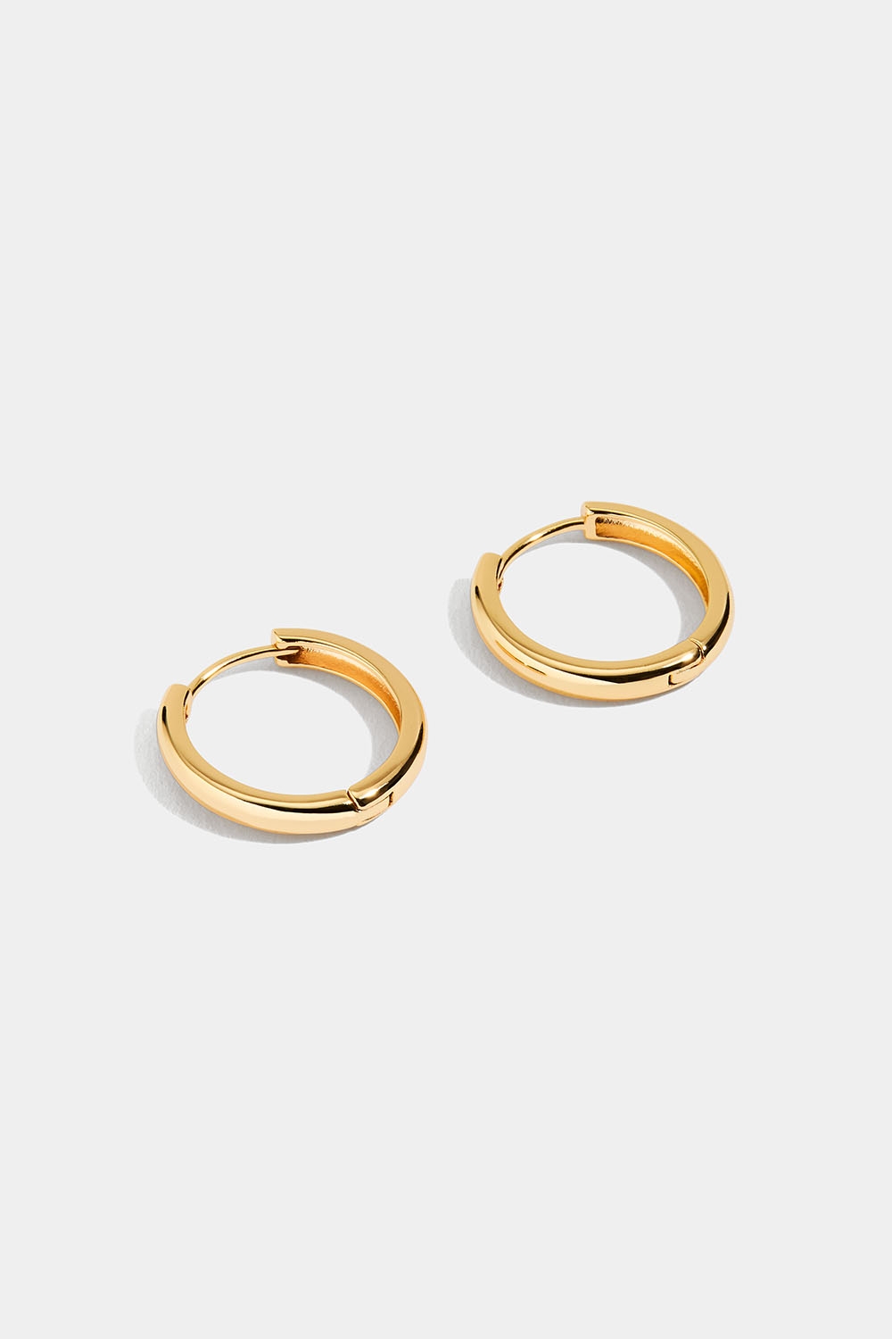Hoops i 18k forgylt ekte sølv, 1,5 cm i gruppen 18 K Gullbelagt sølv / Øredobber i 18 K gull hos Glitter (553003952002)