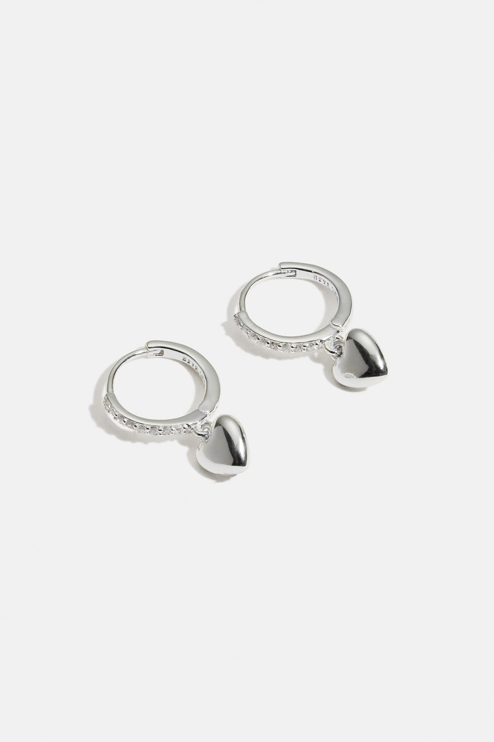 Øreringer i ekte sølv med hjerte og cubic zirkonia i gruppen Ekte sølv / Sølvøredobber / Øreringer i ekte sølv hos Glitter (553004481001)