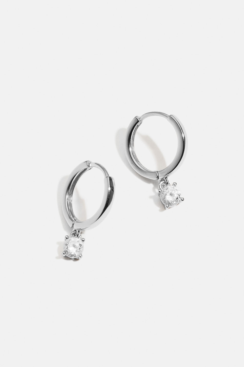 Øreringer i ekte sølv med rund cubic zirkonia i gruppen Ekte sølv / Sølvøredobber / Øreringer i ekte sølv hos Glitter (553004491001)