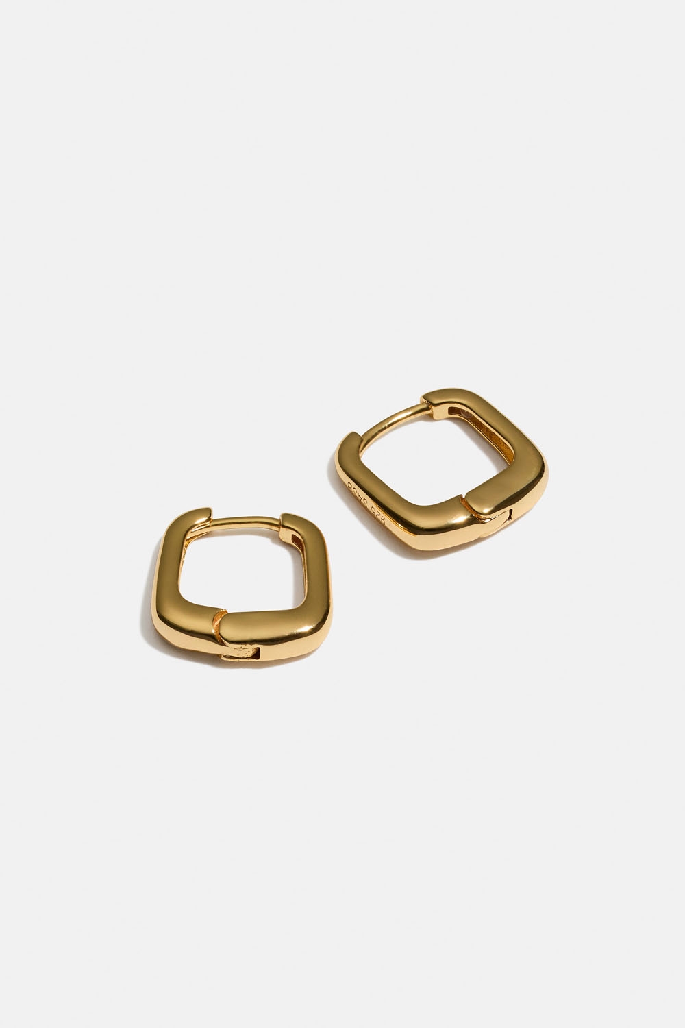 Mellomstore kvadratiske øreringer i ekte sølv belagt med 18 karat gull i gruppen 18 K Gullbelagt sølv / Øredobber i 18 K gull hos Glitter (553004592002)