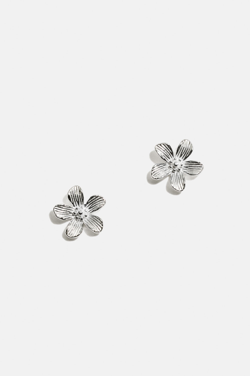 Øredobber i ekte sølv med teksturerte blomster i gruppen Ekte sølv / Sølvøredobber / Studs i ekte sølv hos Glitter (553004641001)