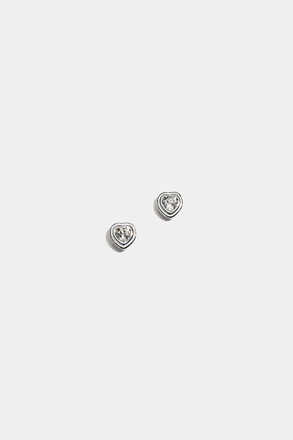 Studs i ekte sølv med dobbel kant og hjerteformet kubisk zirkonia i gruppen Smykker / Øredobber / Studs hos Glitter (553004781001)