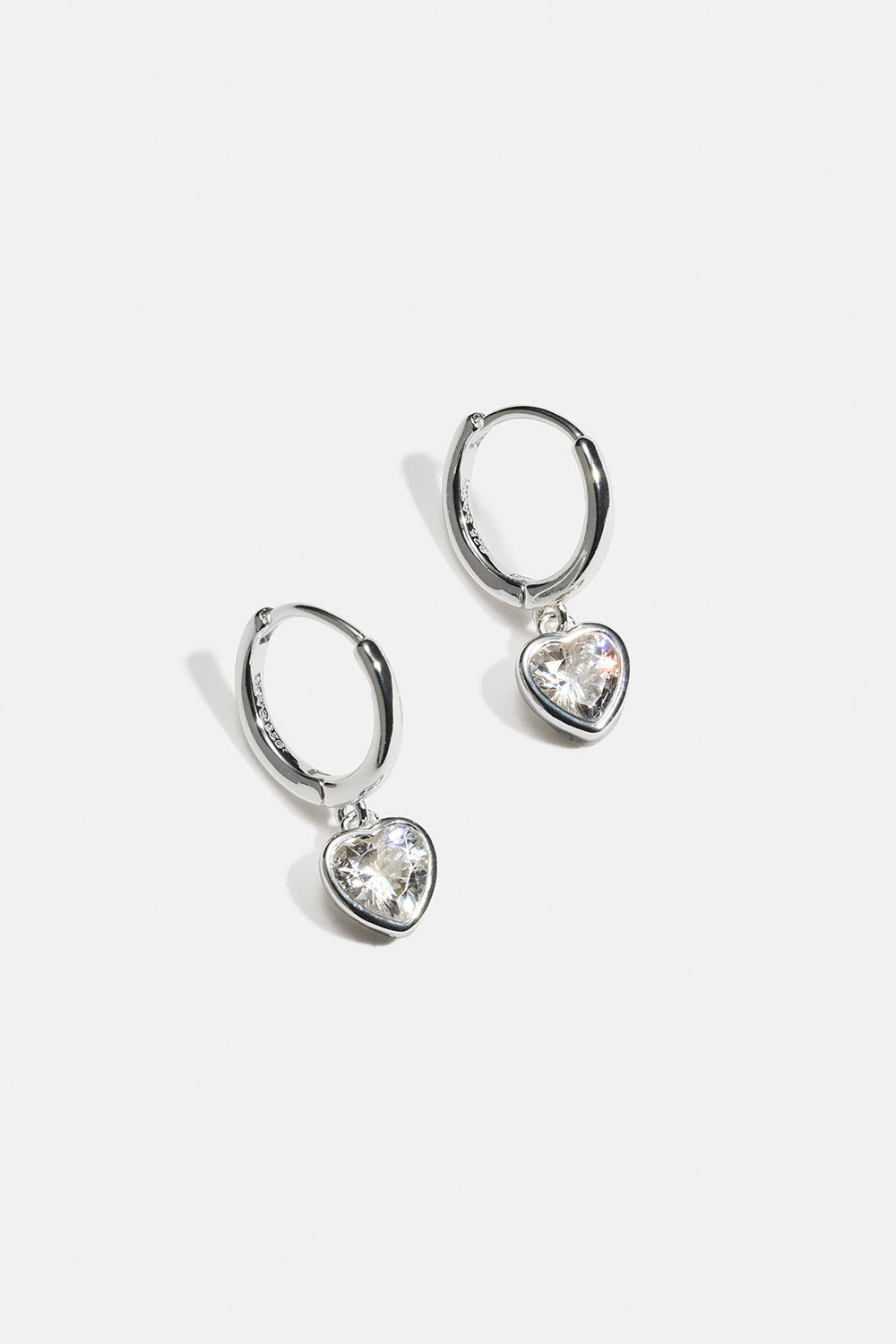 Små øredobber i 18k forgylt ekte sølv med hengende hjerte i Cubic Zirconia. i gruppen Ekte sølv / Sølvøredobber / Øreringer i ekte sølv hos Glitter (553005241001)