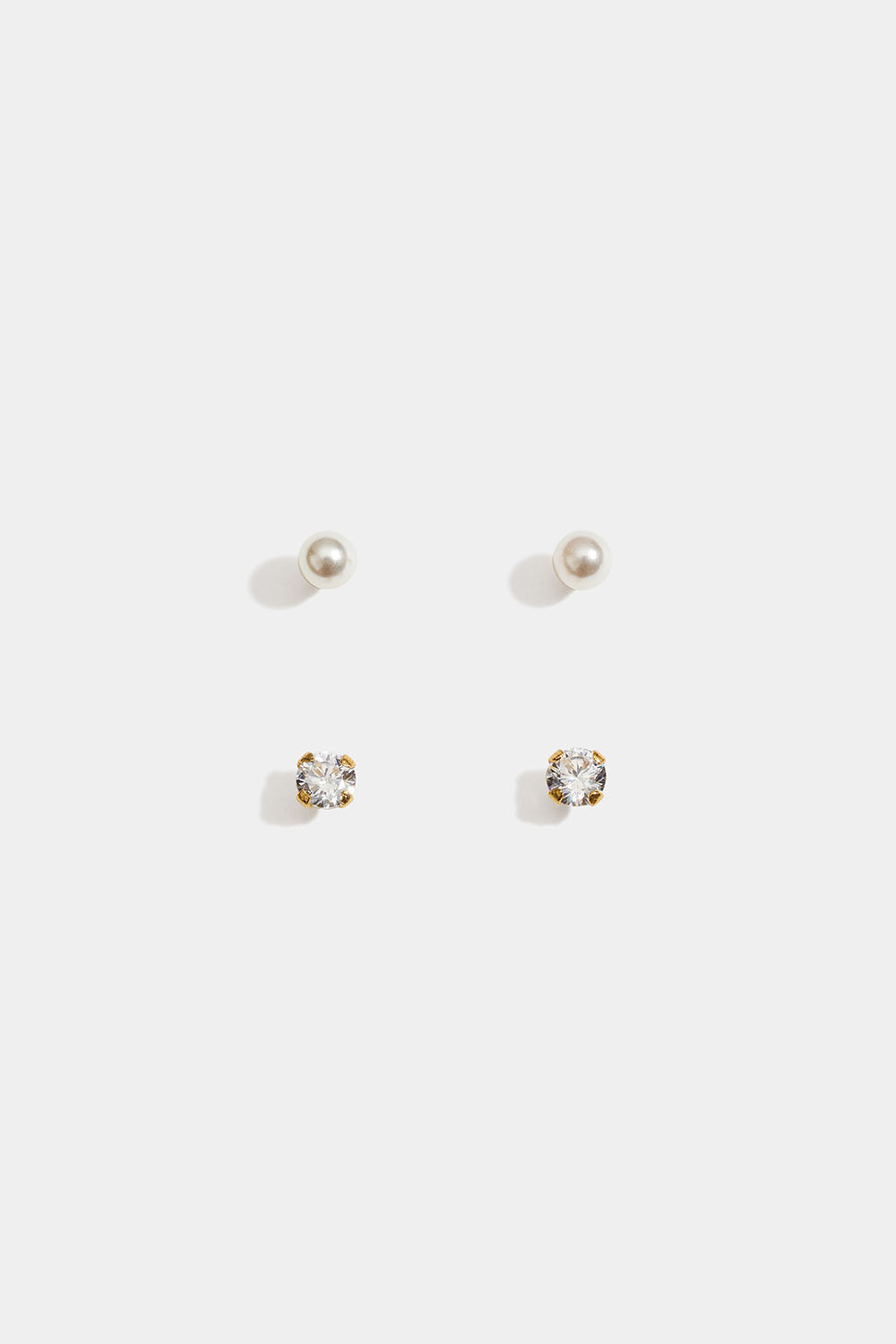Små stikkøredobber i 18 karat gullbelagt ekte sølv med perler og kubisk zirkonia, 2-pakning i gruppen Gullbelagt ekte sølv / Gullbelagte øredobber hos Glitter (553006302000)