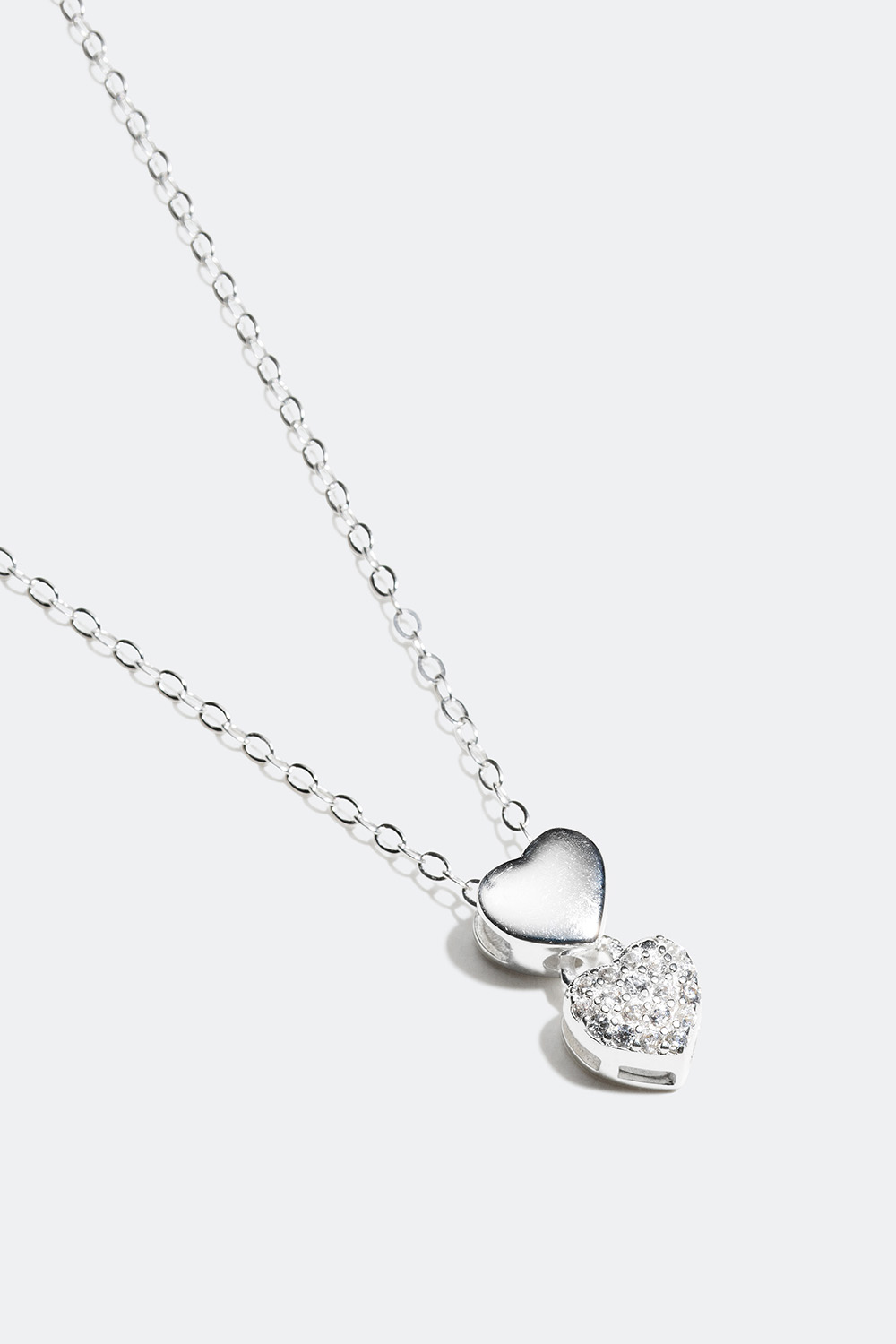 Halskjede i ekte sølv, med anheng formet som to hjerter i gruppen Ekte sølv / Sølvhalskjeder / Halskjeder med anheng hos Glitter (55400018)
