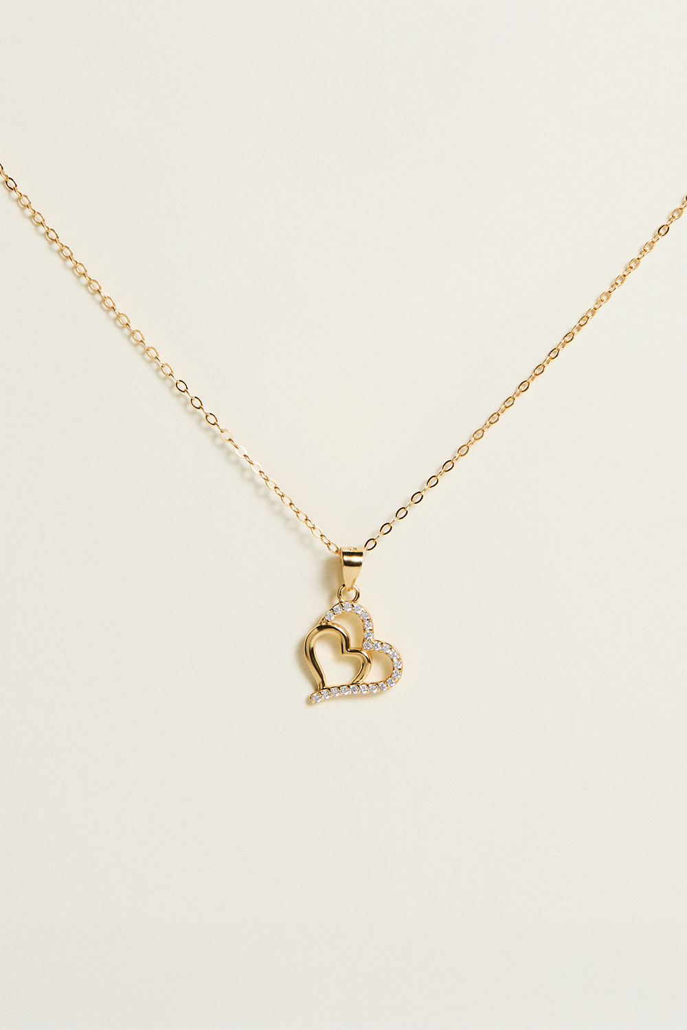 Halskjede i 18k gullbelagt ekte sølv med dobbelt hjerte og kubisk zirkonia. i gruppen Smykker / Halskjeder / Halskjeder med anheng hos Glitter (554001442002)