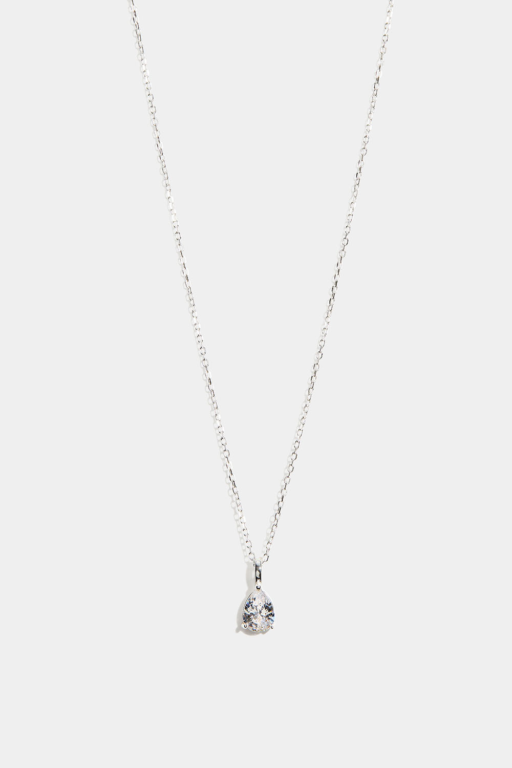 Halskjede i sterlingsølv med dråpeformet kubisk zirkoniaanheng i gruppen Ekte sølv / Sølvhalskjeder hos Glitter (554004371001)