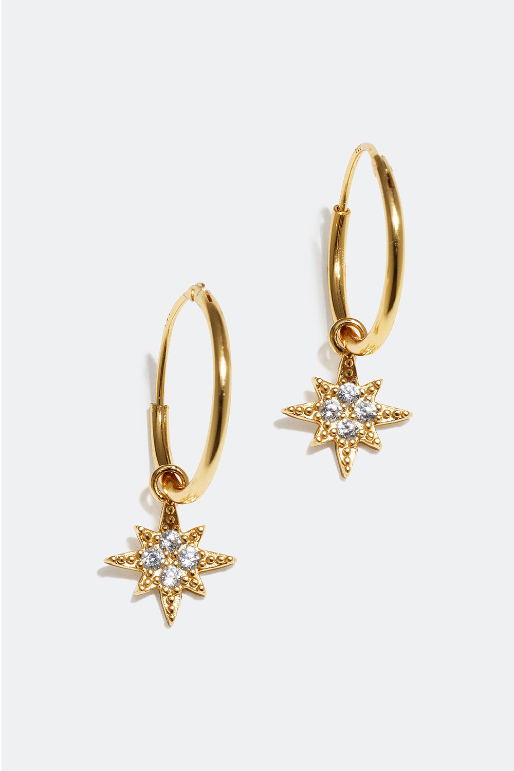 Små øreringer med anheng formet som en stjerne, forgylt med 18K gull, 1,5 cm