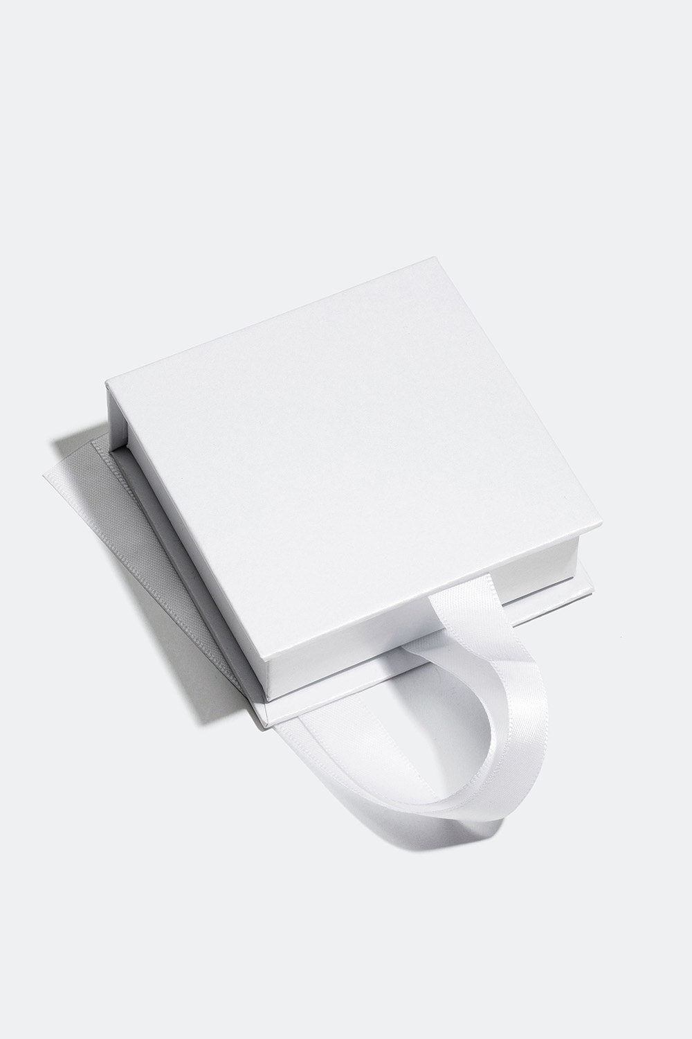 Hvit gaveeske med silkebånd