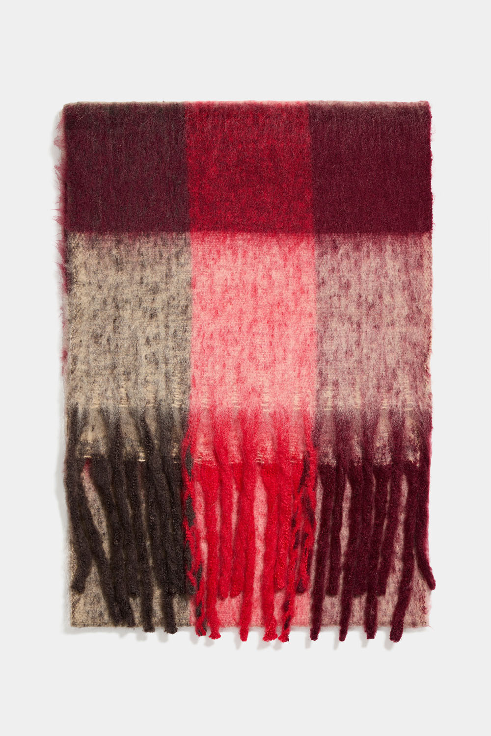 Børstet, rødt skjerf med rutete mønster