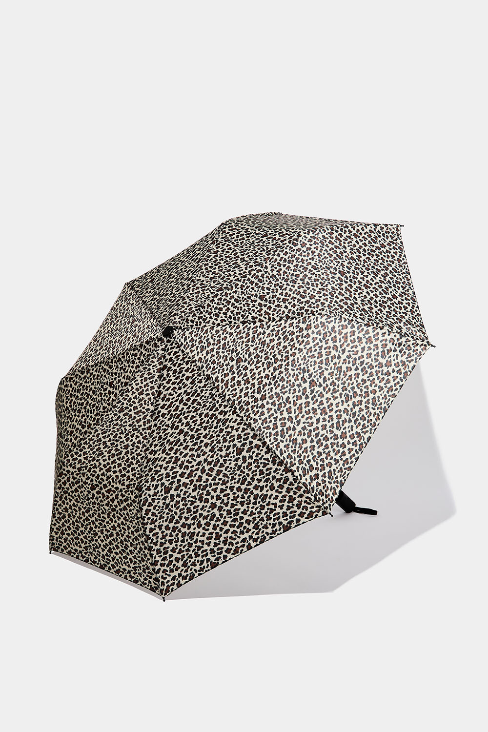 Paraplyen i leopardmønster.