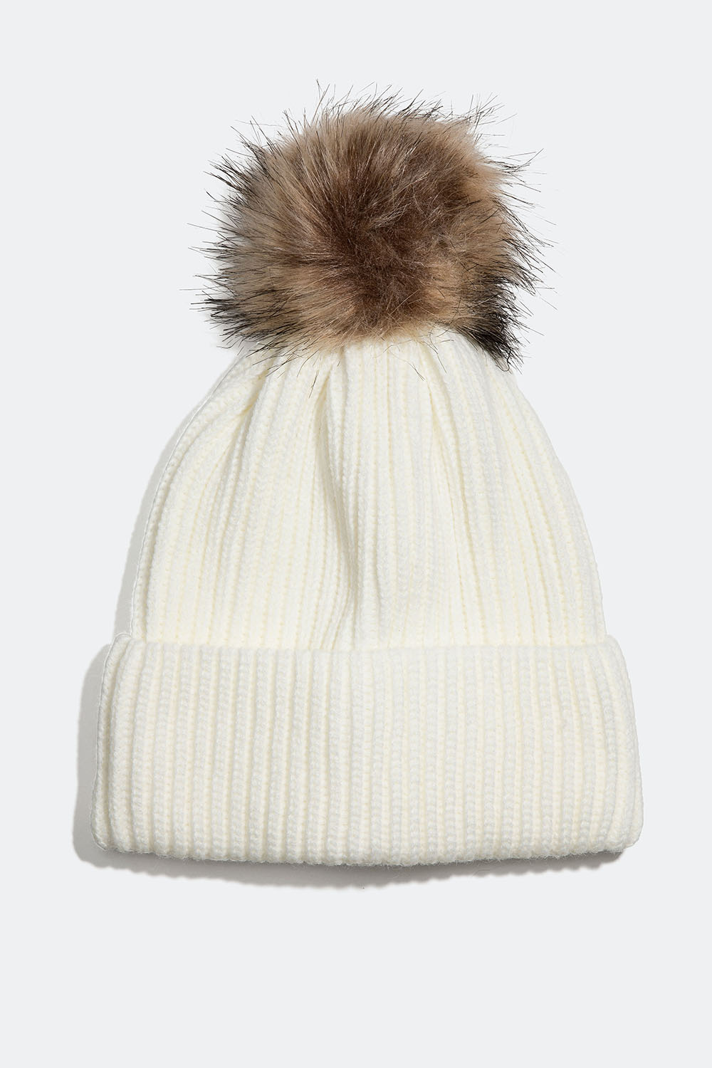 Hvit ribbestrikket lue med dusk