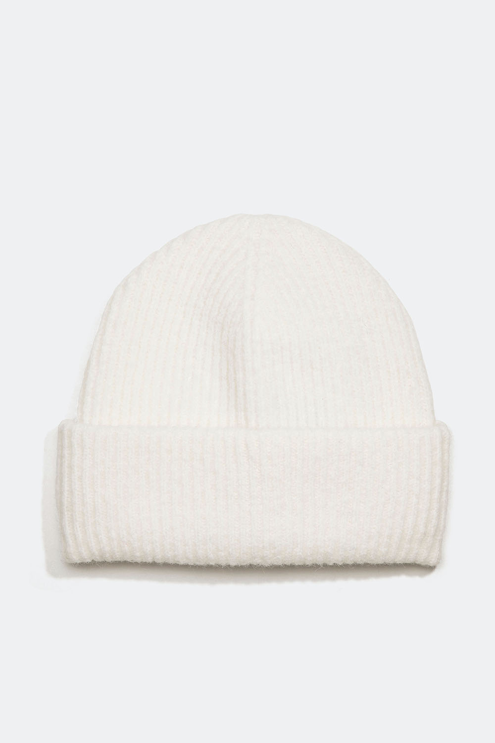 Ribbestrikket lue i hvitt