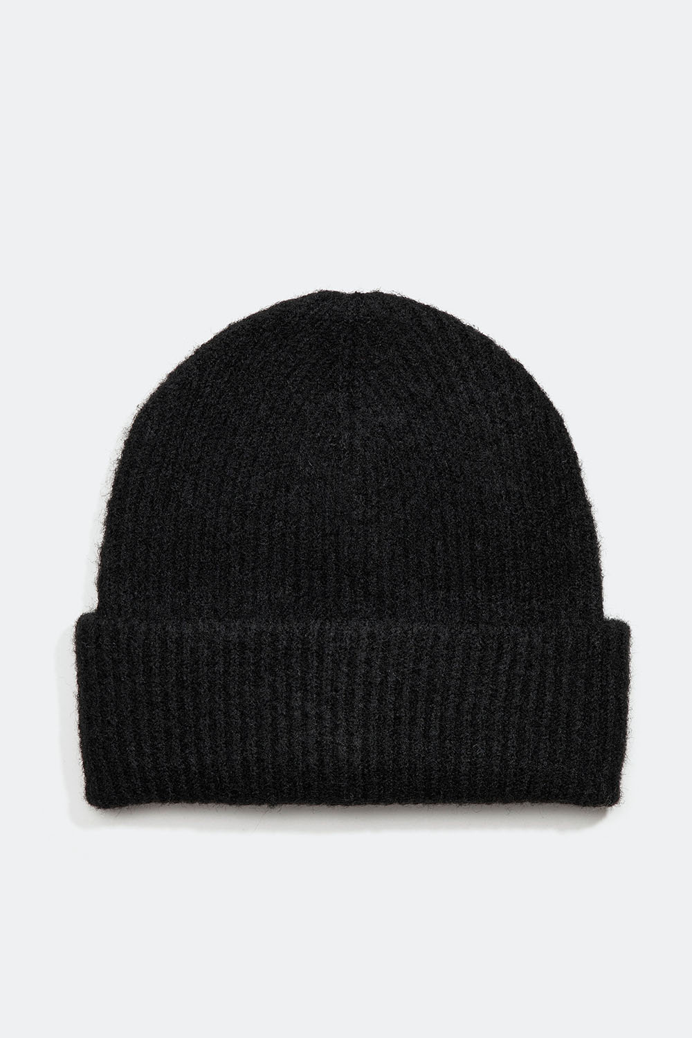 Ribbestrikket lue i svart