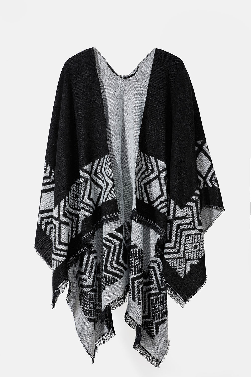 Svart poncho med mønster