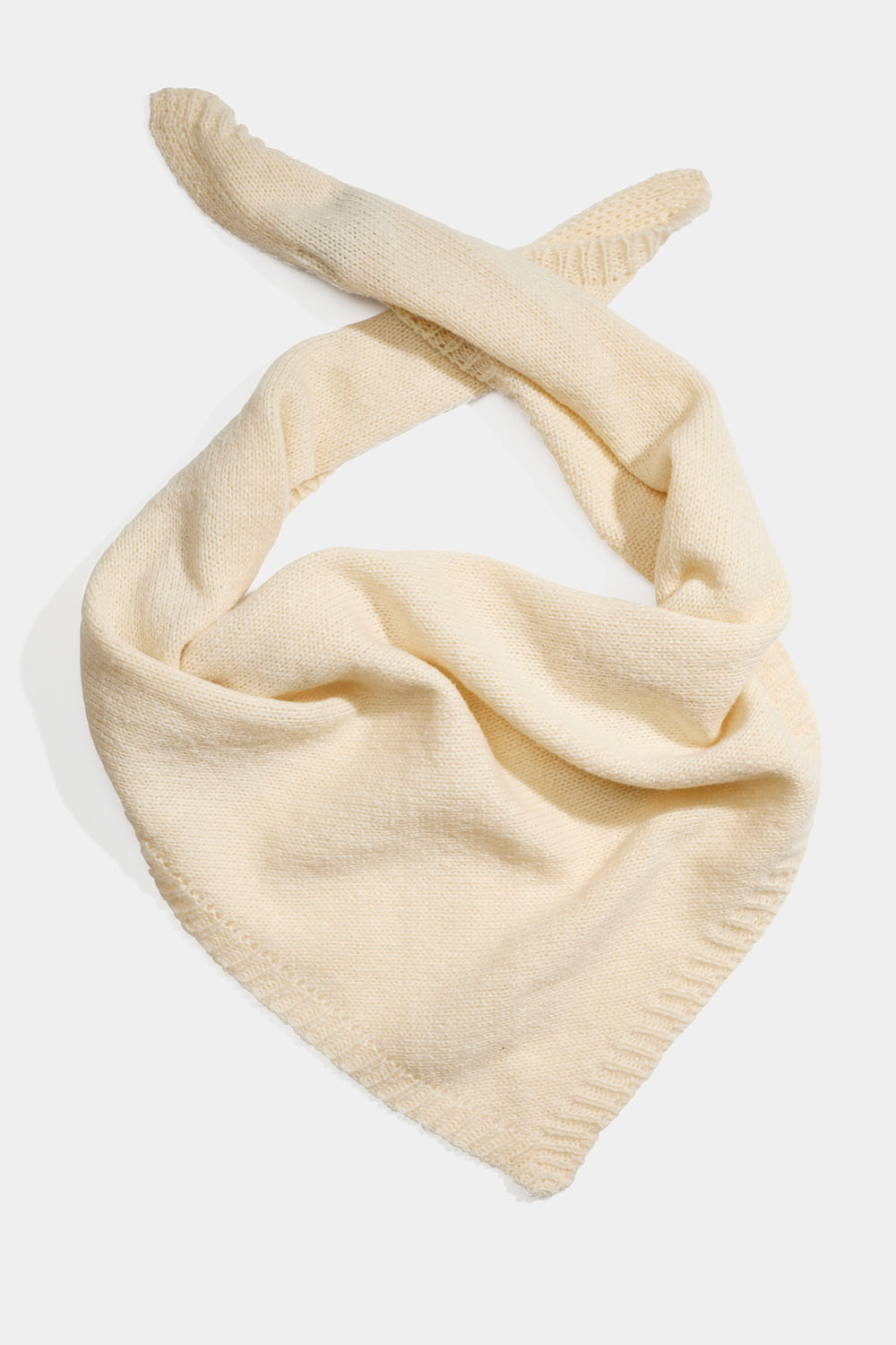 Hvitt, strikket trekantskjerf