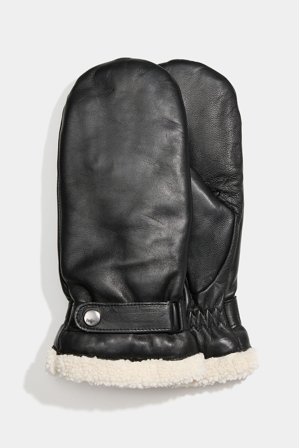 Svarte votter i skinn med imitert saueskinn