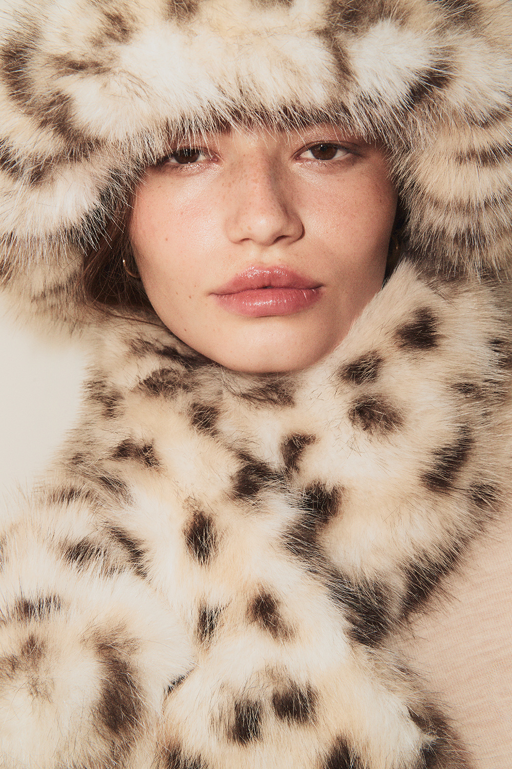 Leopardmønstret lue med fuskepels