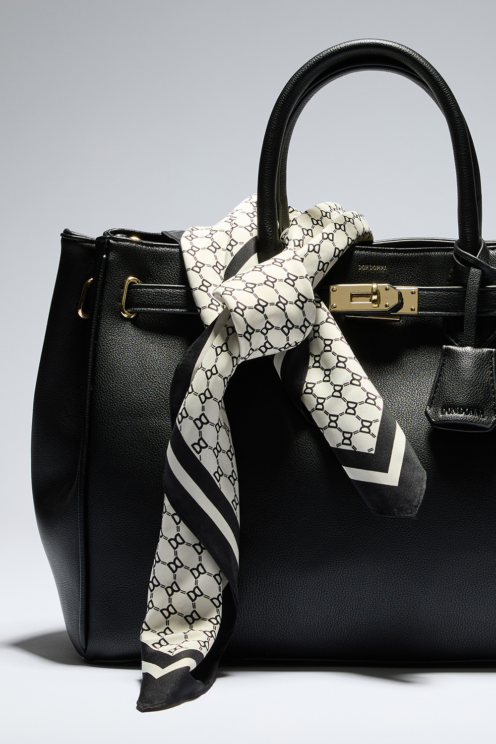 Skjerf i silkeimitasjon med DD-mønster