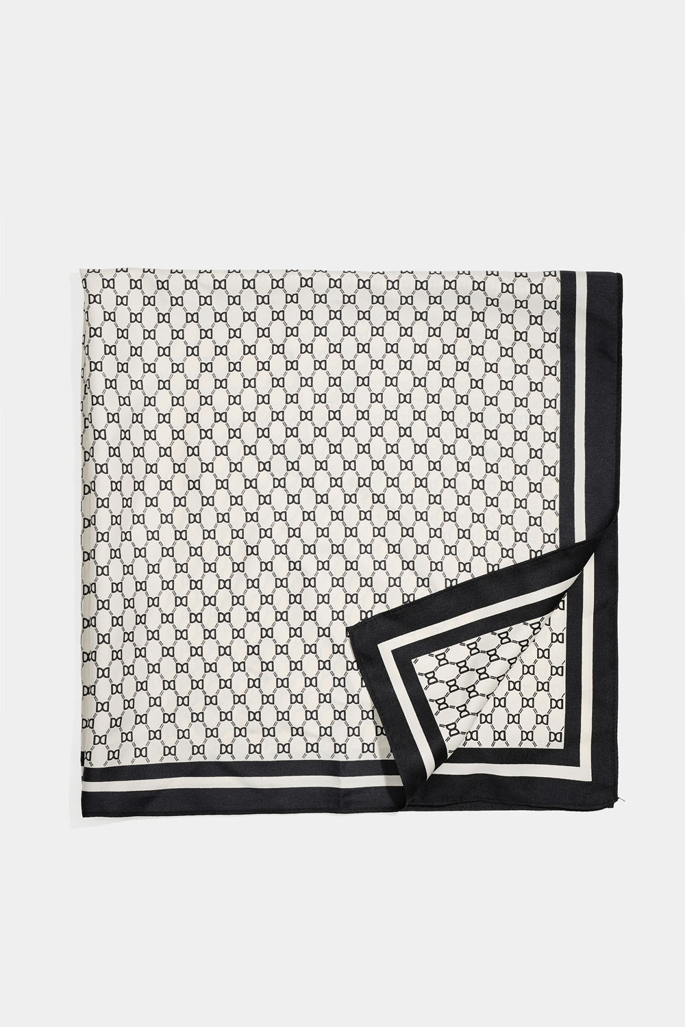 Skjerf i silkeimitasjon med DD-mønster