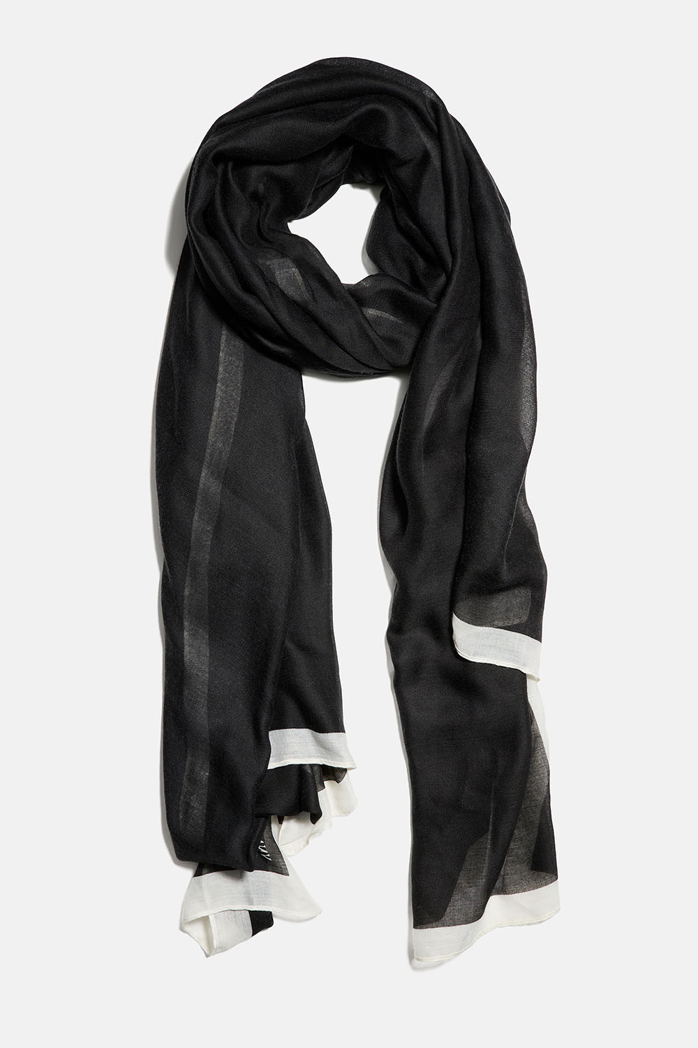Svart sjal med hvite kanter