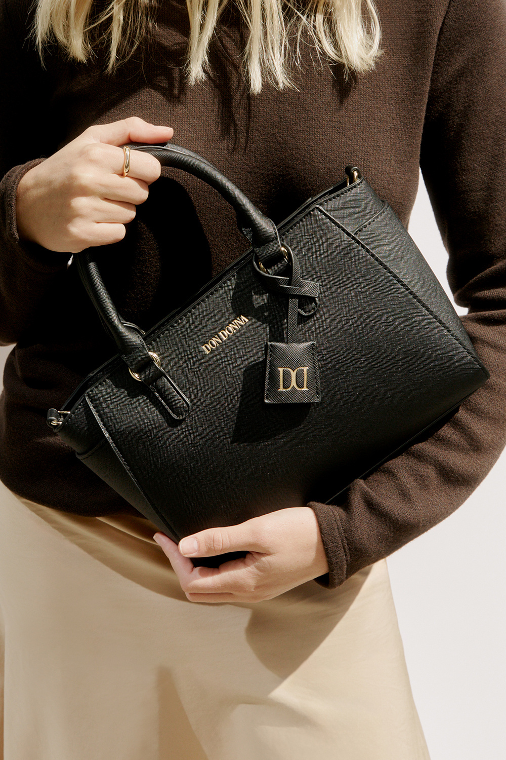 Lite svart tote veske