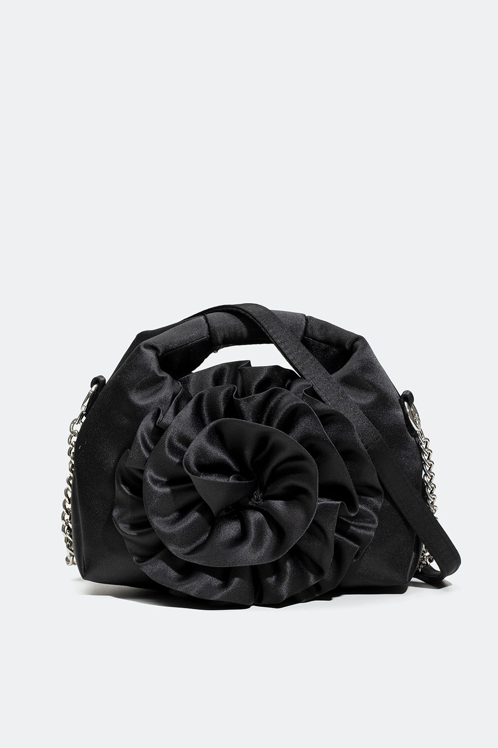 Svart veske med blomst
