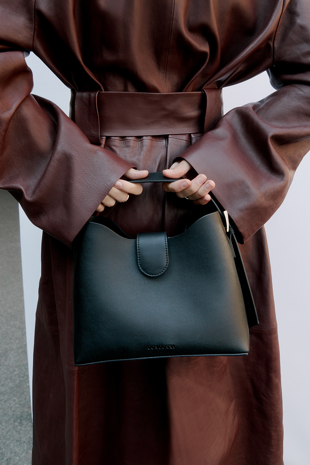 Svart veske med bred skulderrem