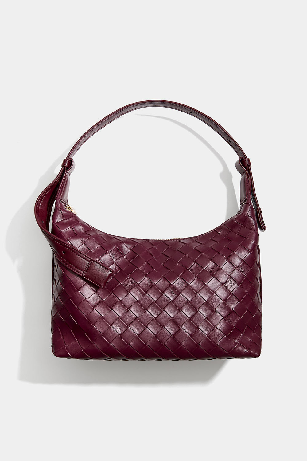 Vinrød håndveske med flettet tekstur