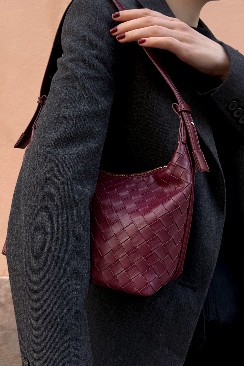Vinrød håndveske med flettet tekstur