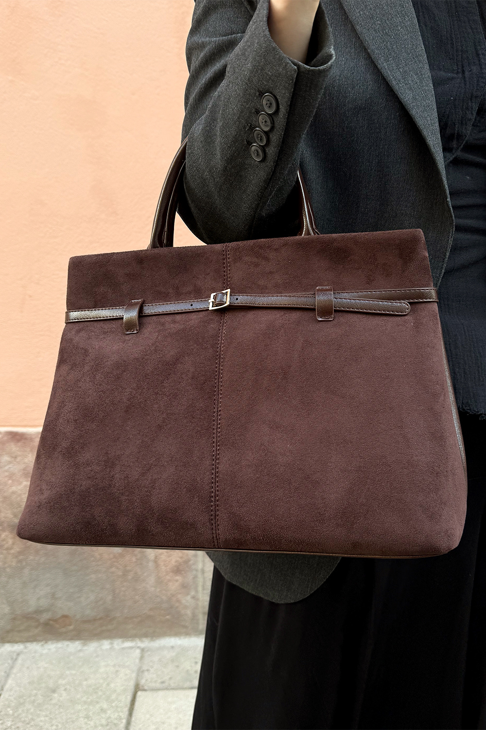 Brun veske med beltedetaljer
