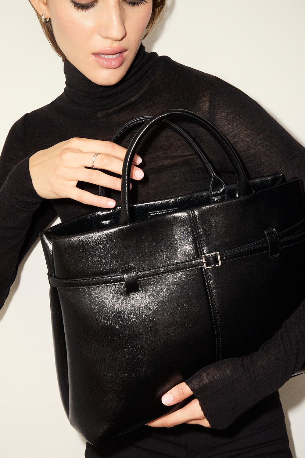 Sort veske med beltedetaljer