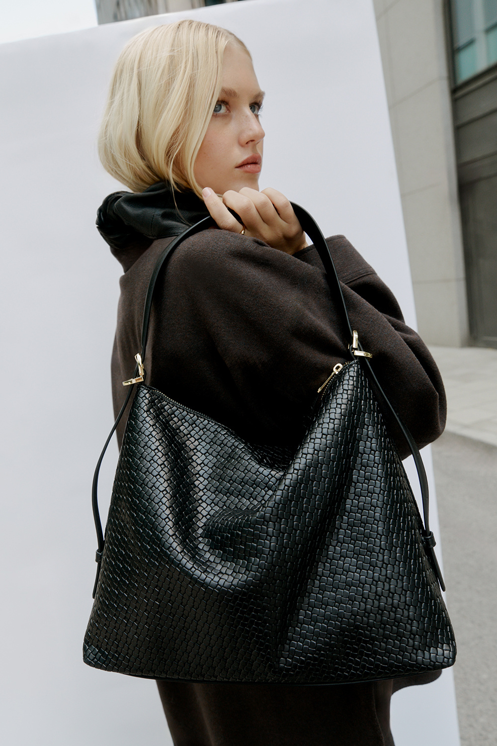 Sort hobo-veske med vevd tekstur