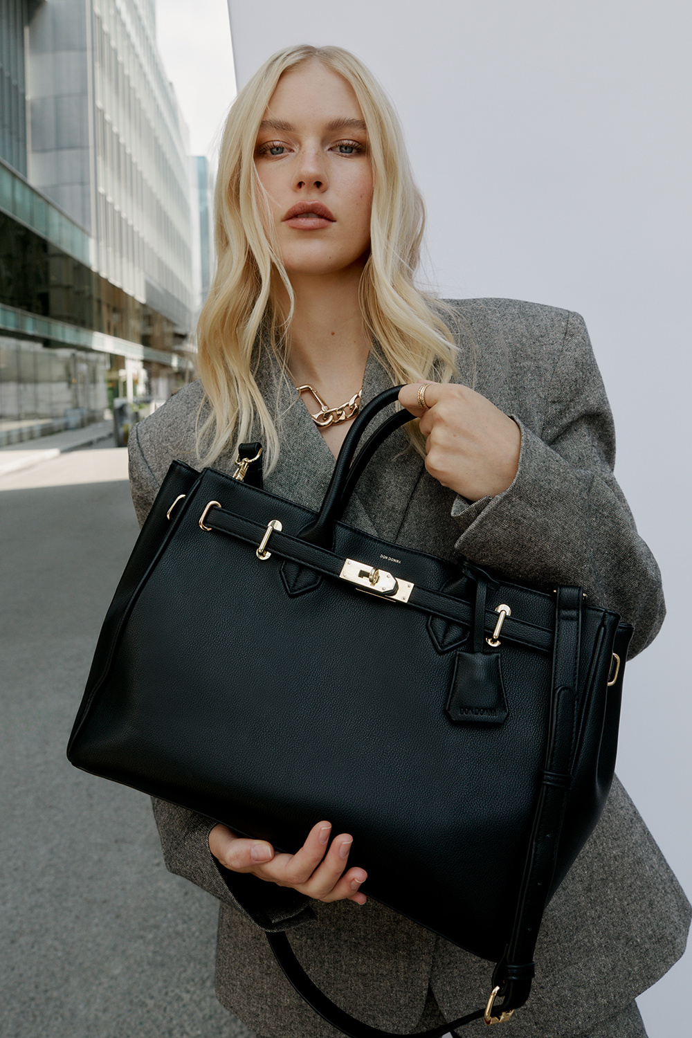 Handleveske med beltedetalj