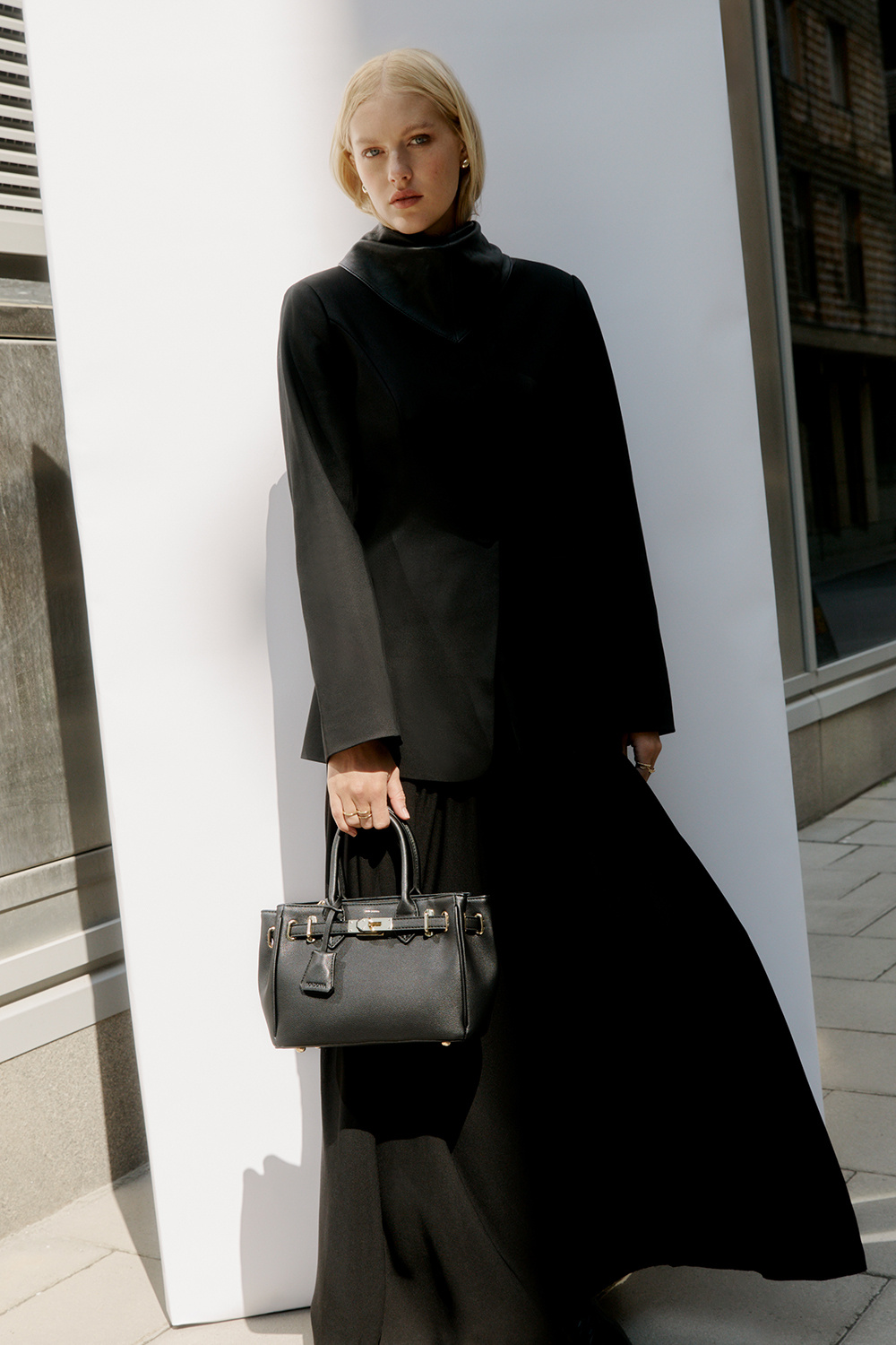 Liten handleveske med beltedetalj